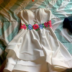 white  B.Darlin short prom dress size 7/8 small